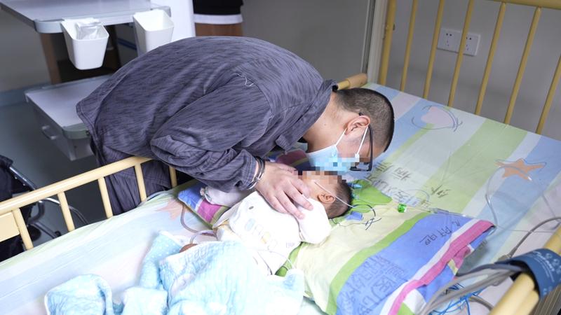  2岁女婴命悬一线；服刑父亲泪别欲捐肝救女；浙江监狱民警千里护送，父女终获新生。 情感心理