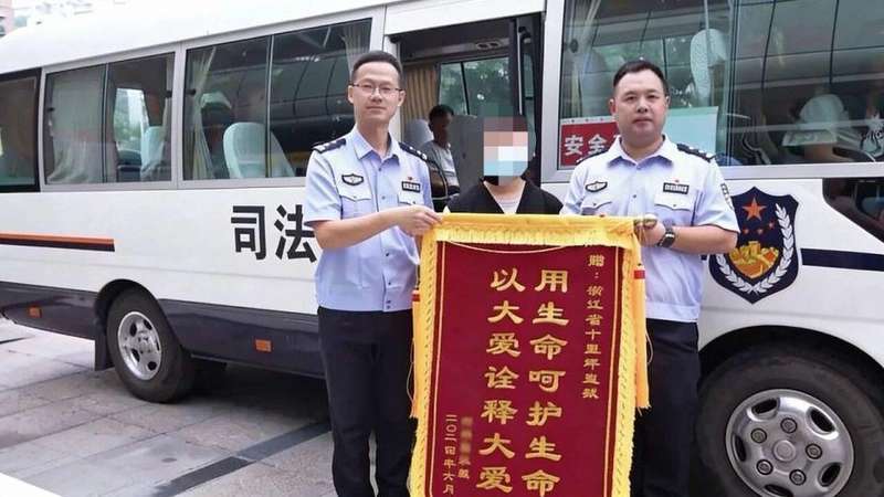  2岁女婴命悬一线；服刑父亲泪别欲捐肝救女；浙江监狱民警千里护送，父女终获新生。 情感心理