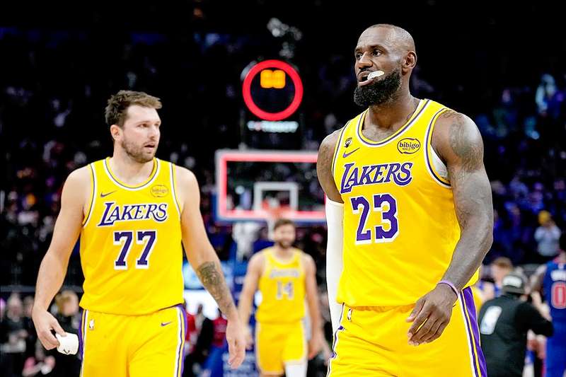  【深度复盘】詹姆斯单核带队全记录：41岁老汉的极限挑战 体育新闻